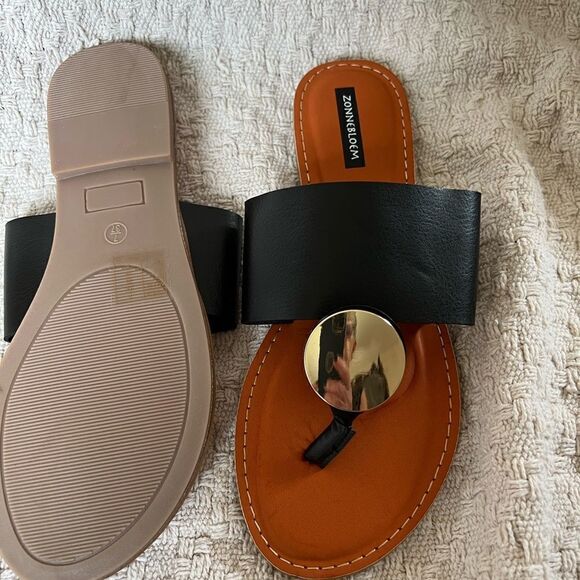 Retro leather thong sandals gold front medallion NWOT - Picture 3 of 5